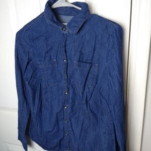 Croft and Barrow collared denim look button front pocket long sleeve. Size XS